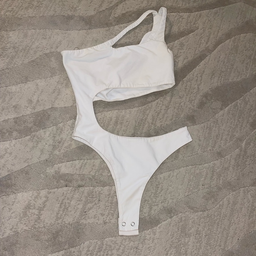 I.AM.GIA White Saturn Bodysuit One Shoulder Cut Out - Picture 3 of 4
